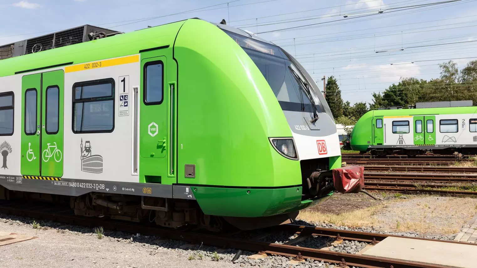 Die Vorderseite der S-Bahn Rhein-Ruhr mit DB-Logo