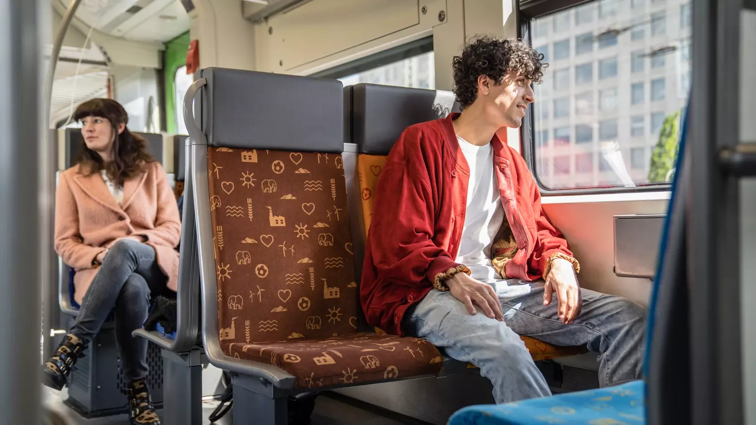 Zwei Fahrgäste sitzen in der S-Bahn