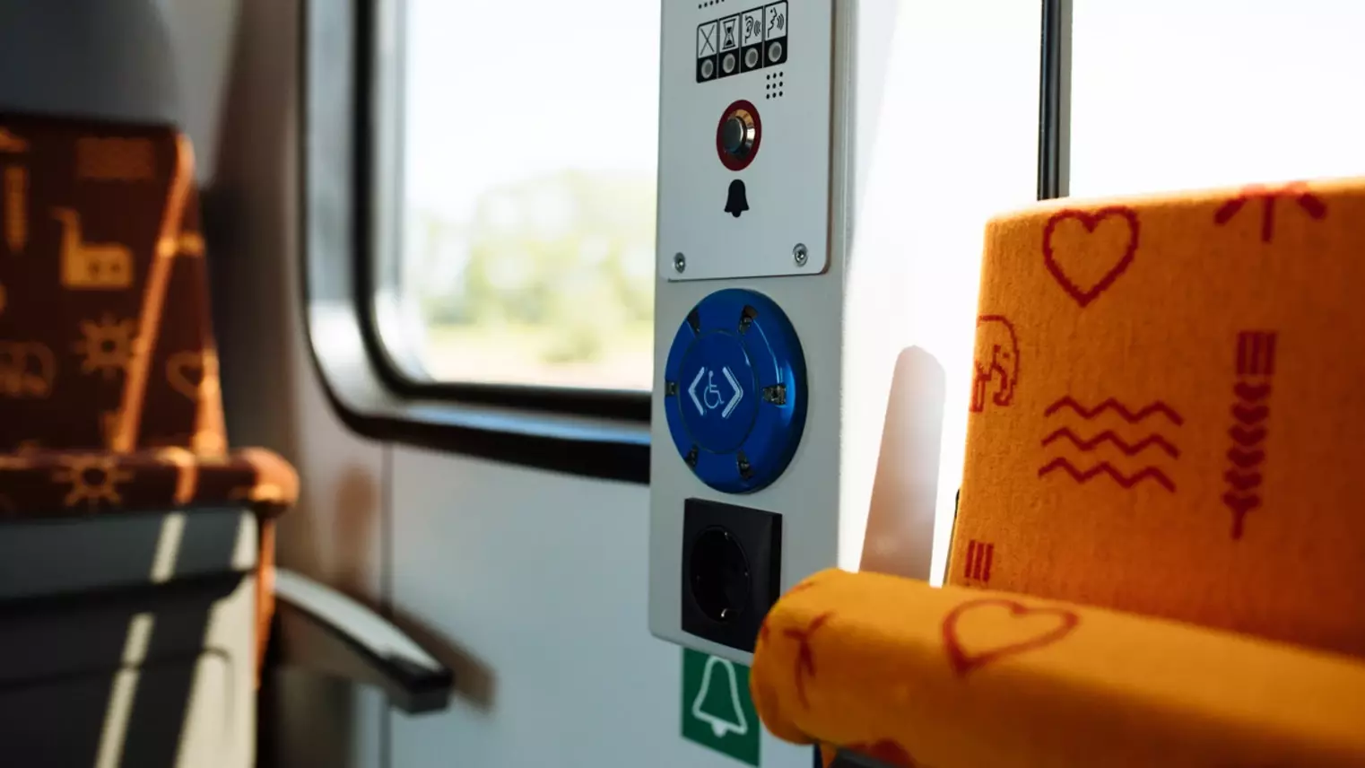 Die Taste für Rollstuhlfahrer in der S-Bahn