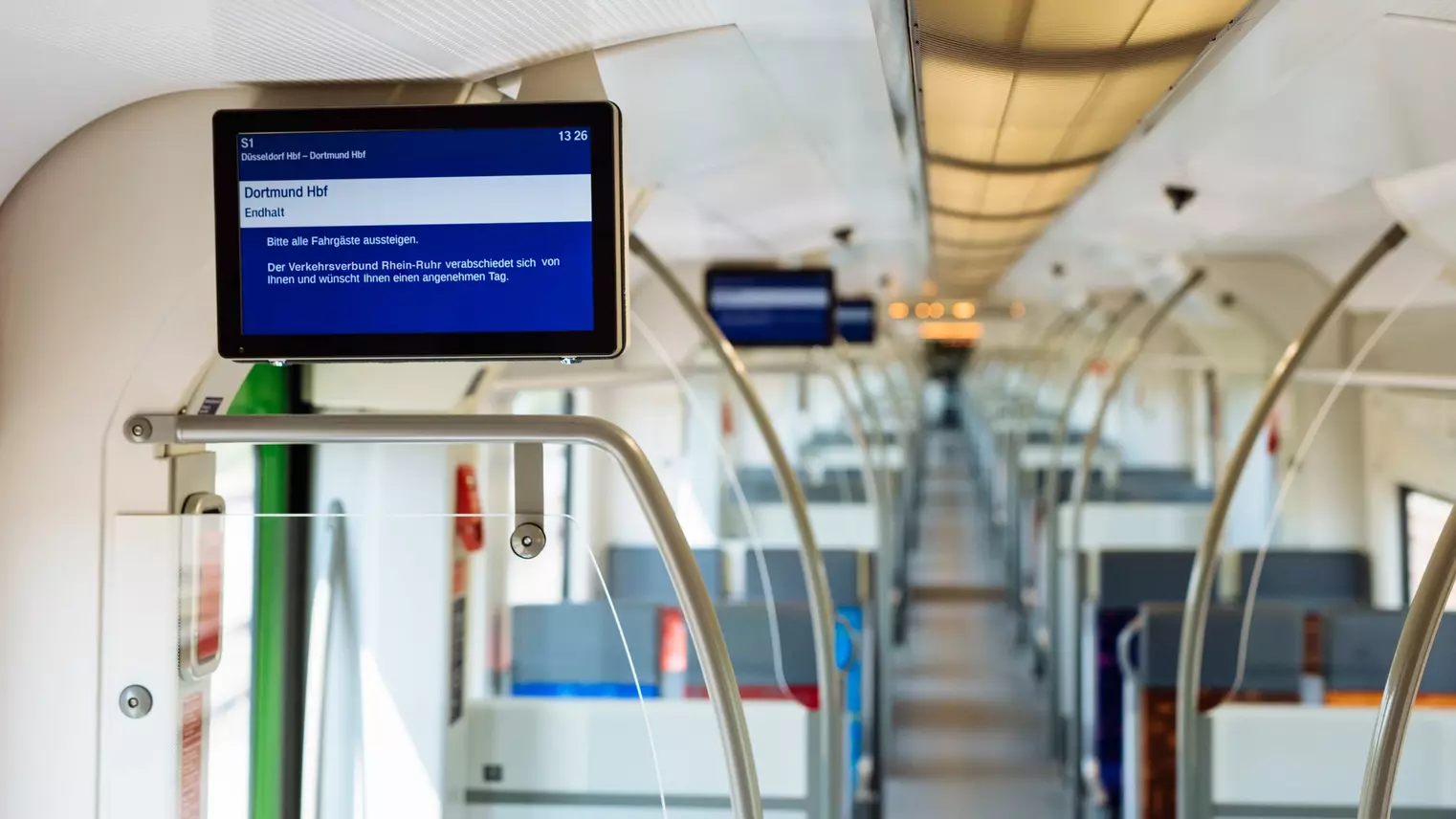 Die Fahrplan-Monitore in der S-Bahn