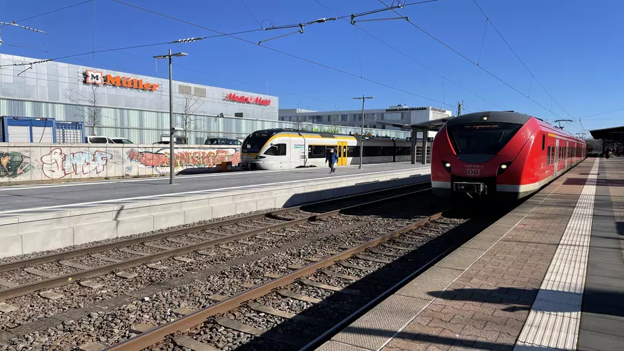 Ein Foto vom Bahnsteig Düsseldorf-Bilk, an dem seit 2022 auch der Regionalverkehr hält