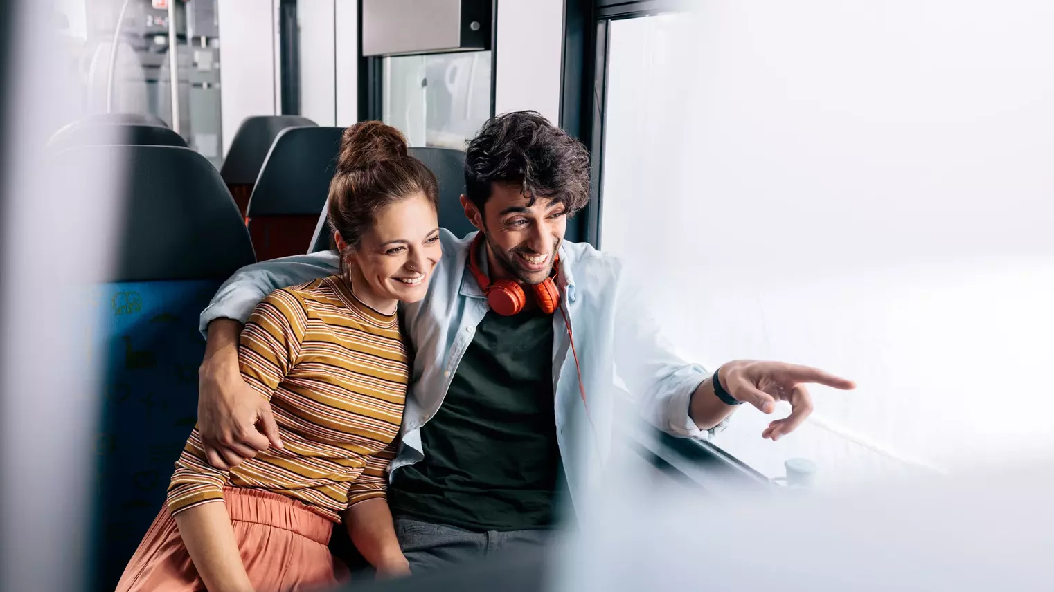 Ein Paar schaut aus dem Fenster in der S-Bahn